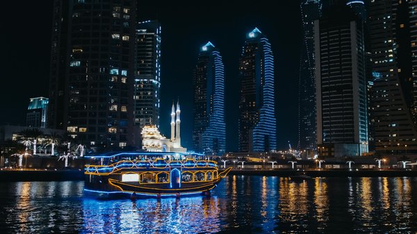 Excursion en bateau à Dubaï : découvrez la ville en beauté